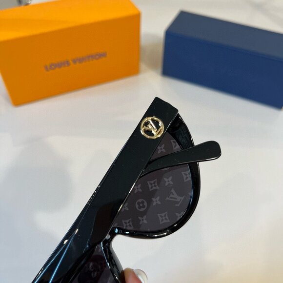 LV sunglassesπ - Picture 9 of 9
